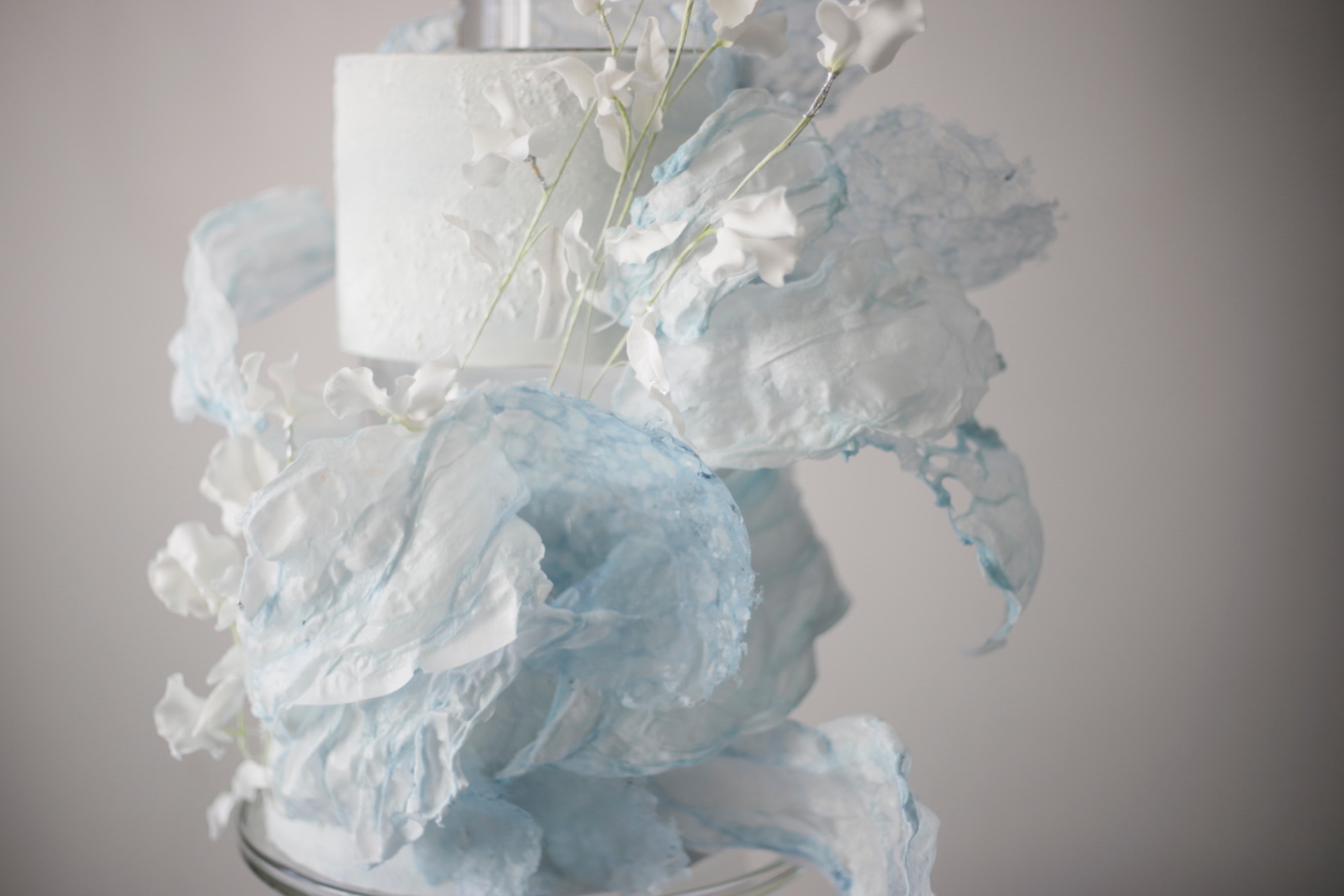 Fleur sculpturale en wafer paper aux tons bleu glacier — œuvre signature de Maison Bouchra